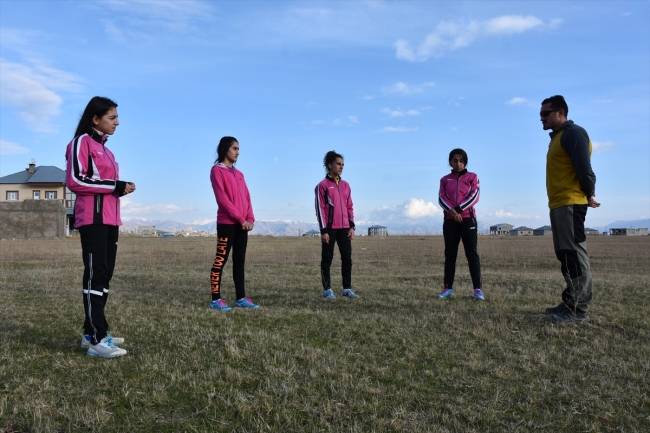 Hakkari'de 4 genç kızın kayaklı koşuda hedefi altın madalya