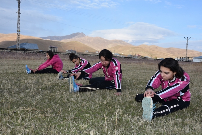 Hakkari'de 4 genç kızın kayaklı koşuda hedefi altın madalya