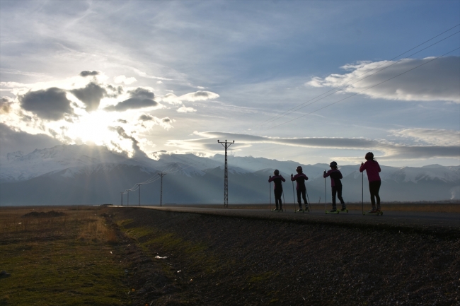 Hakkari'de 4 genç kızın kayaklı koşuda hedefi altın madalya