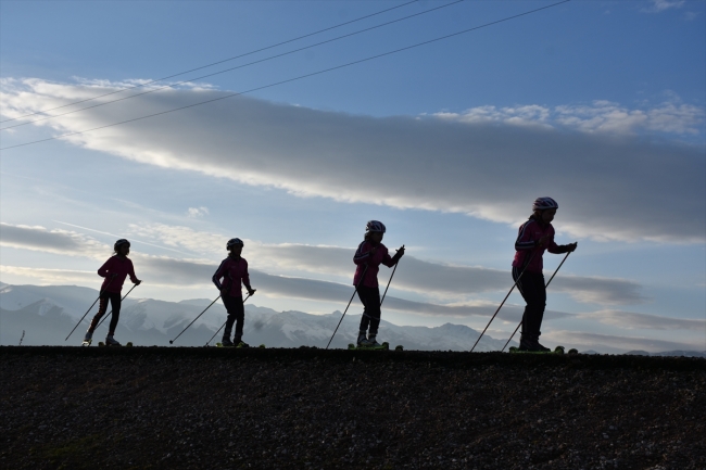 Hakkari'de 4 genç kızın kayaklı koşuda hedefi altın madalya