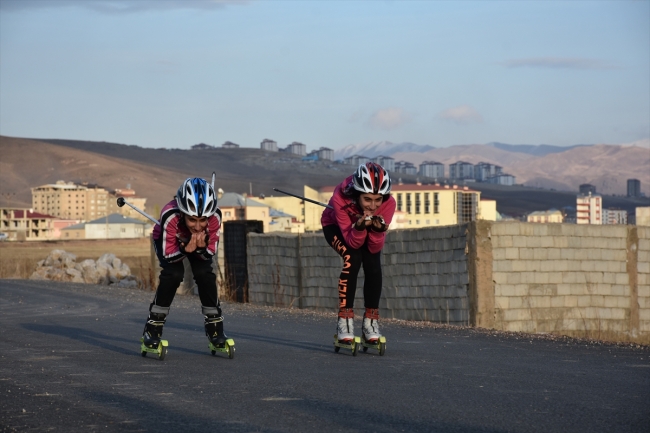 Hakkari'de 4 genç kızın kayaklı koşuda hedefi altın madalya