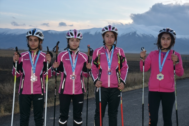 Hakkari'de 4 genç kızın kayaklı koşuda hedefi altın madalya