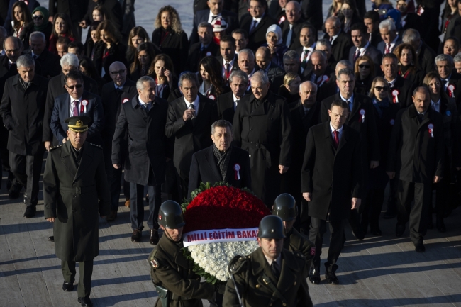 Bakan Selçuk ve öğretmenler Anıtkabir'i ziyaret etti