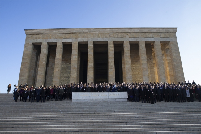 Bakan Selçuk ve öğretmenler Anıtkabir'i ziyaret etti
