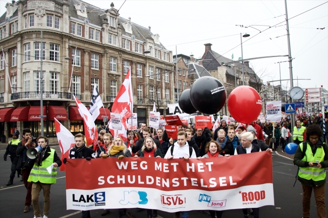 Hollanda'da öğrencilerden "eğitim bursu" protestosu