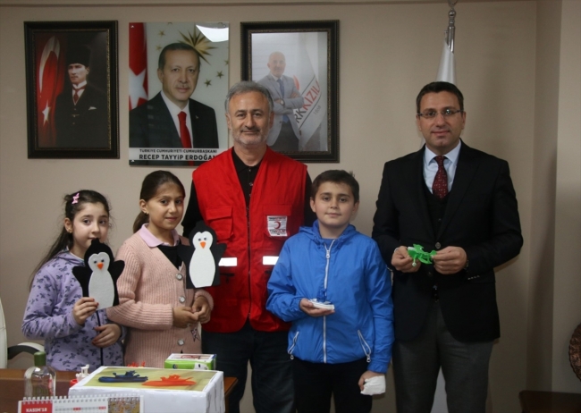 Ortaokul öğrencilerinden Suriyeli yetimlere oyuncak