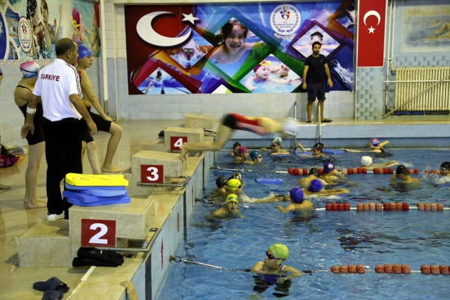 Gecesini gündüzünü engellilere adadı