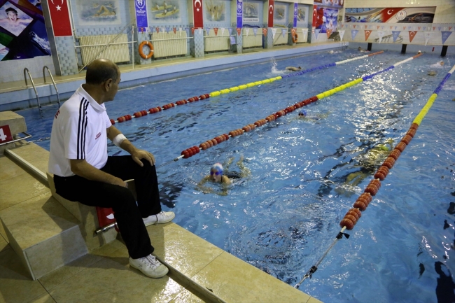 Gecesini gündüzünü engellilere adadı
