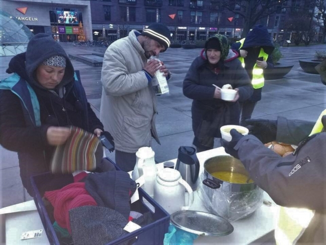 İsveç'te evsizlere camide gıda ve giysi yardımı