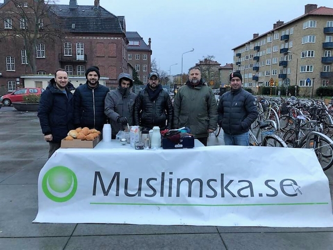 İsveç'te evsizlere camide gıda ve giysi yardımı