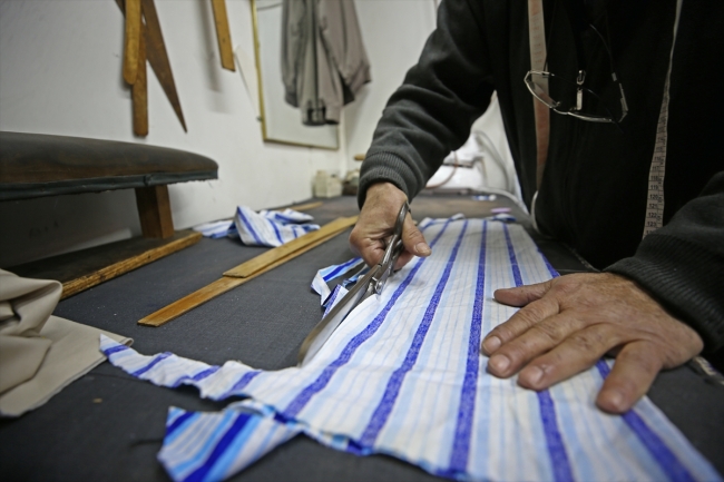 Nostaljik çizgili pijamalar Orhan ustanın ellerinden çıkıyor