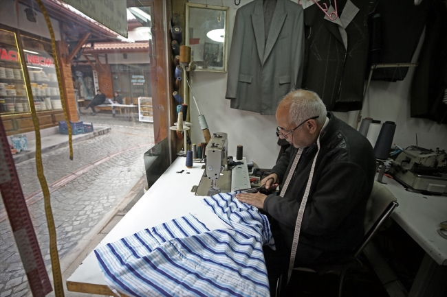 Nostaljik çizgili pijamalar Orhan ustanın ellerinden çıkıyor