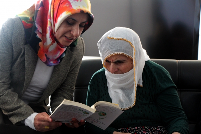 Gönüllü öğretmenler yaşlılara kitap okuyacak