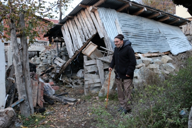 Bolu'da evi yanan "Ali dede" yeni evinde kedileriyle mutlu