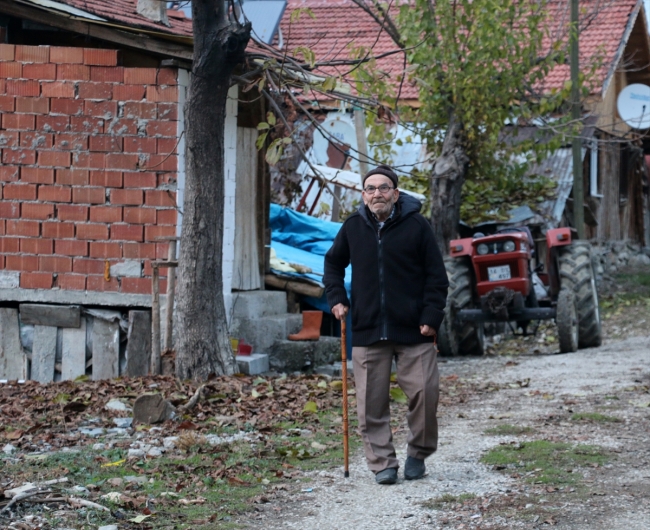 Bolu'da evi yanan "Ali dede" yeni evinde kedileriyle mutlu