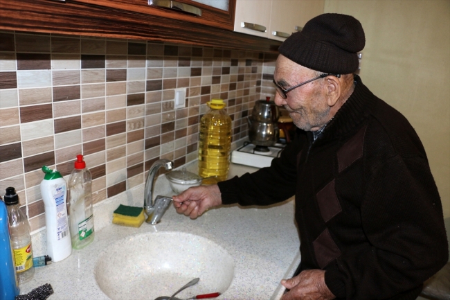 Bolu'da evi yanan "Ali dede" yeni evinde kedileriyle mutlu