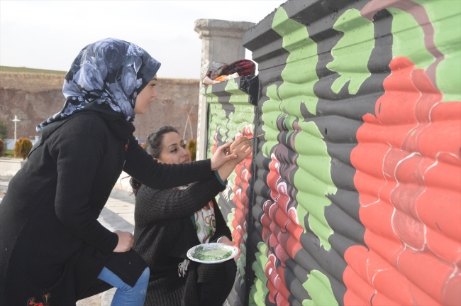 Anne kız yaptıkları resimlerle duvarlara renk katıyor