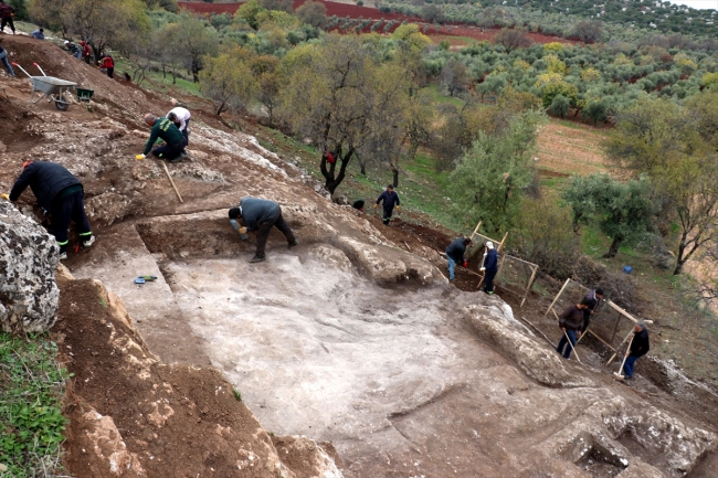 Roma dönemi kaya mezarları tarihe ışık tutulacak