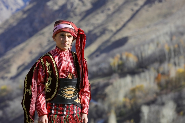 Vanlı öğrenciler farklı yörelerin oyunlarını sergileyerek şehre renk katıyor