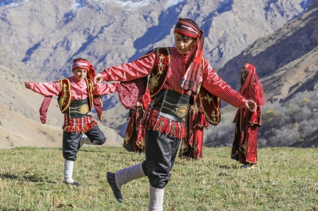 Vanlı öğrenciler farklı yörelerin oyunlarını sergileyerek şehre renk katıyor