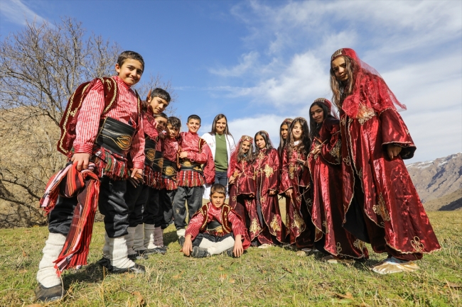 Vanlı öğrenciler farklı yörelerin oyunlarını sergileyerek şehre renk katıyor