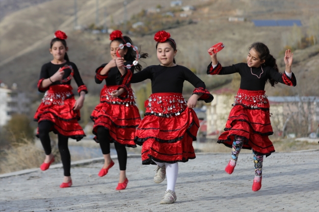Vanlı öğrenciler farklı yörelerin oyunlarını sergileyerek şehre renk katıyor