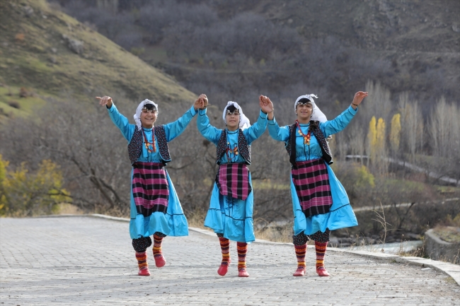 Vanlı öğrenciler farklı yörelerin oyunlarını sergileyerek şehre renk katıyor