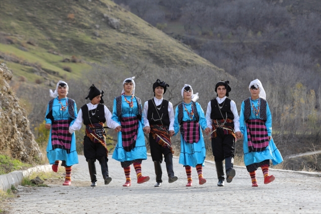 Vanlı öğrenciler farklı yörelerin oyunlarını sergileyerek şehre renk katıyor