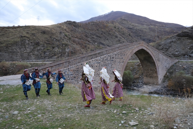 Vanlı öğrenciler farklı yörelerin oyunlarını sergileyerek şehre renk katıyor