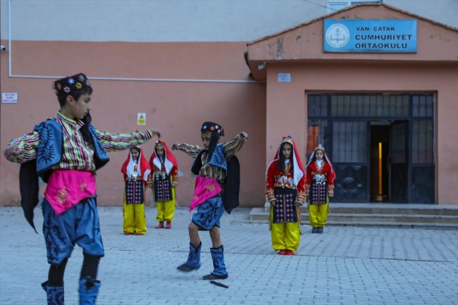 Vanlı öğrenciler farklı yörelerin oyunlarını sergileyerek şehre renk katıyor