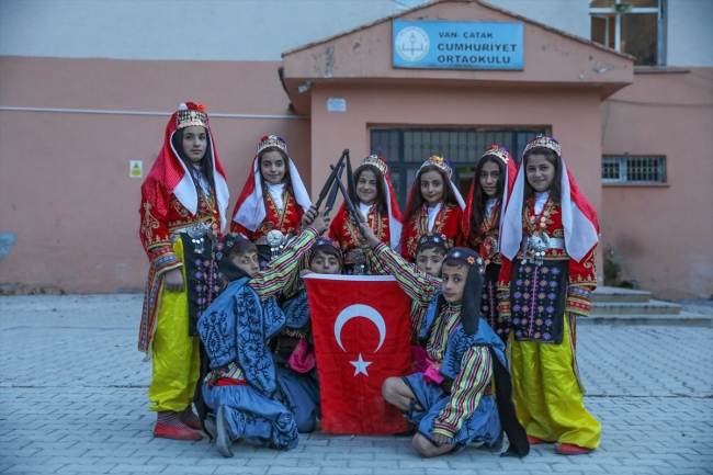 Vanlı öğrenciler farklı yörelerin oyunlarını sergileyerek şehre renk katıyor