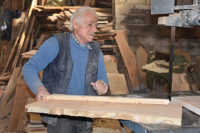 Ekmek teknesinde yarım asırdır ahşaba şekil veriyor