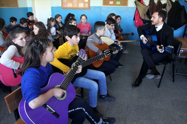 Köy okulundaki öğrencilerin müziğe ilgisinin sebebi "Hakan öğretmen"