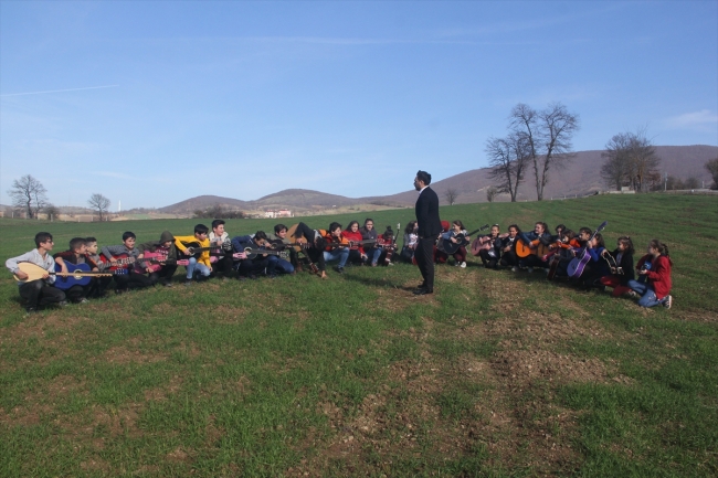 Köy okulundaki öğrencilerin müziğe ilgisinin sebebi "Hakan öğretmen"