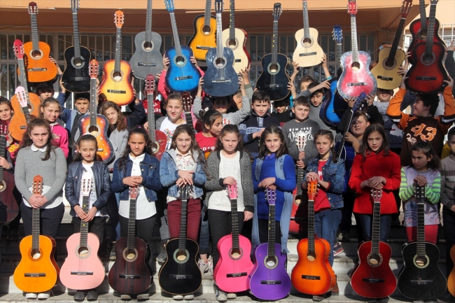 Köy okulundaki öğrencilerin müziğe ilgisinin sebebi "Hakan öğretmen"