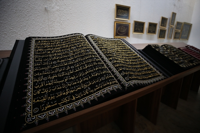 Kumaşa işlediği Kur'an-ı Kerim'i 12 yılda tamamladı