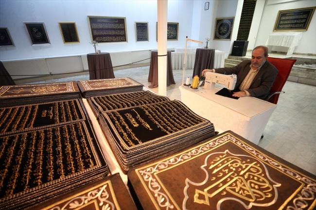 Kumaşa işlediği Kur'an-ı Kerim'i 12 yılda tamamladı