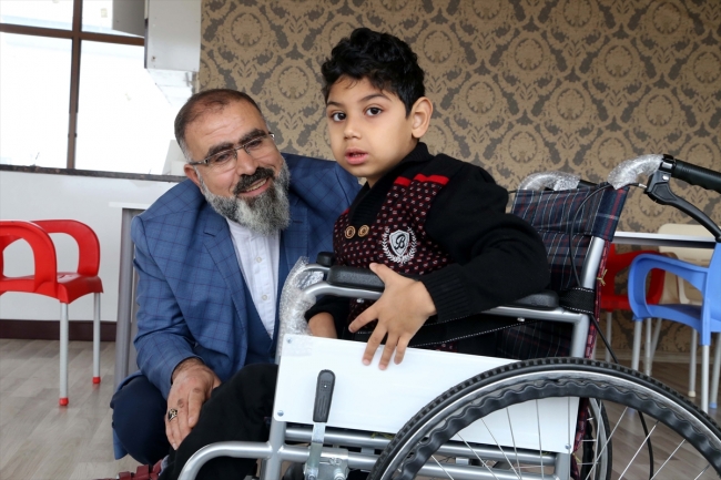 Topladığı mavi kapaklarla binlerce engellinin yüzünü güldürdü