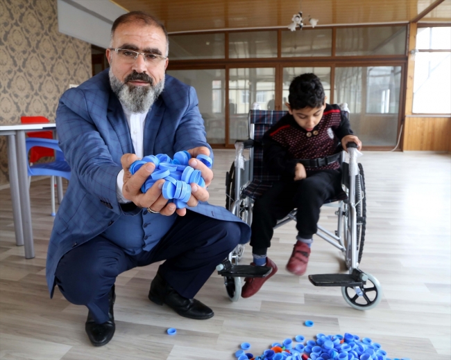 Topladığı mavi kapaklarla binlerce engellinin yüzünü güldürdü