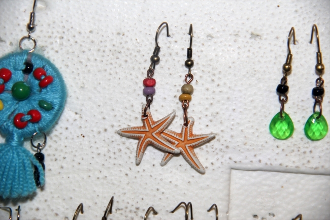 Minik boncuklardan ürettiği takılar geçim kaynağı oldu