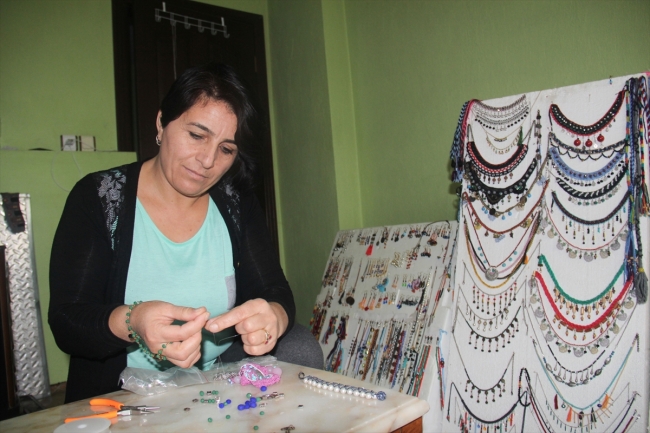 Minik boncuklardan ürettiği takılar geçim kaynağı oldu