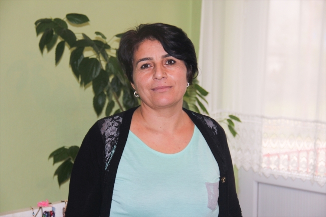 Minik boncuklardan ürettiği takılar geçim kaynağı oldu