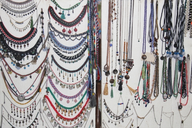 Minik boncuklardan ürettiği takılar geçim kaynağı oldu