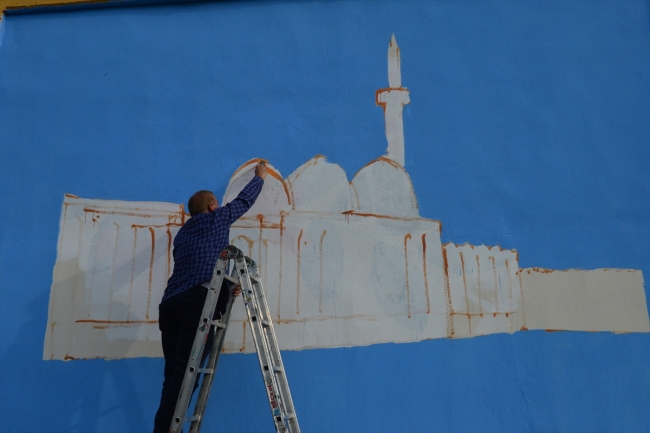 İşçi emeklisi ressam Şanlıurfa duvarlarını renklendiriyor
