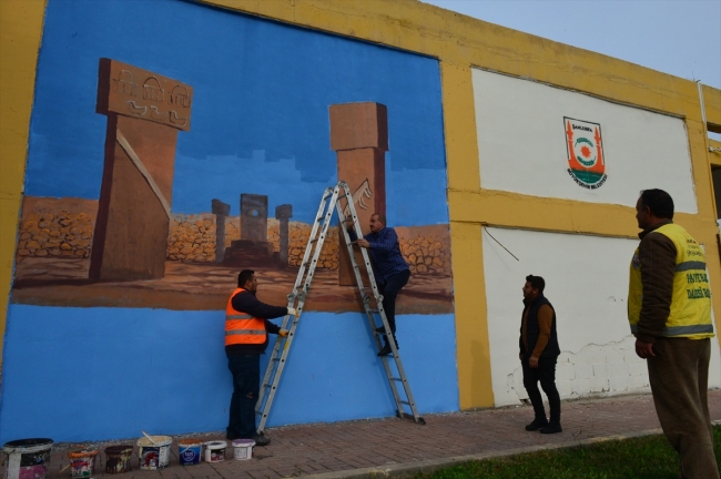 İşçi emeklisi ressam Şanlıurfa duvarlarını renklendiriyor