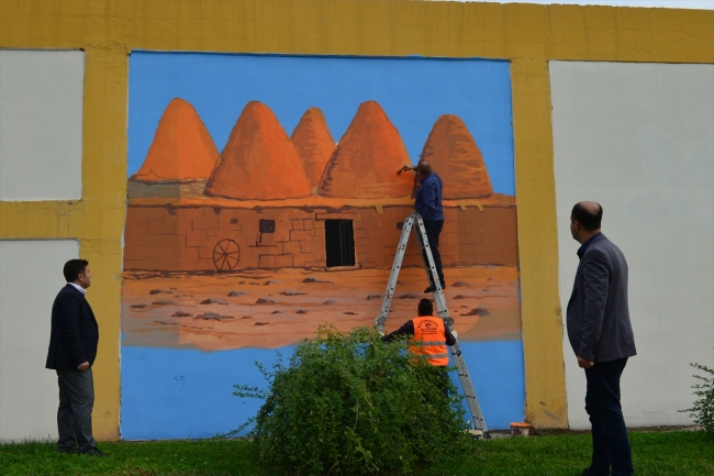 İşçi emeklisi ressam Şanlıurfa duvarlarını renklendiriyor
