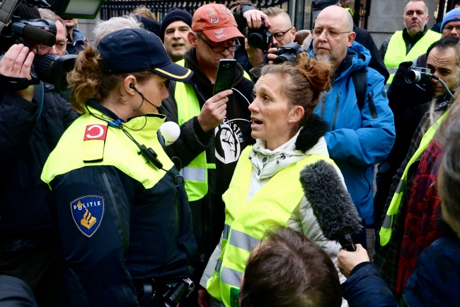"Sarı yelekliler"in protestosu Hollanda'ya sıçradı