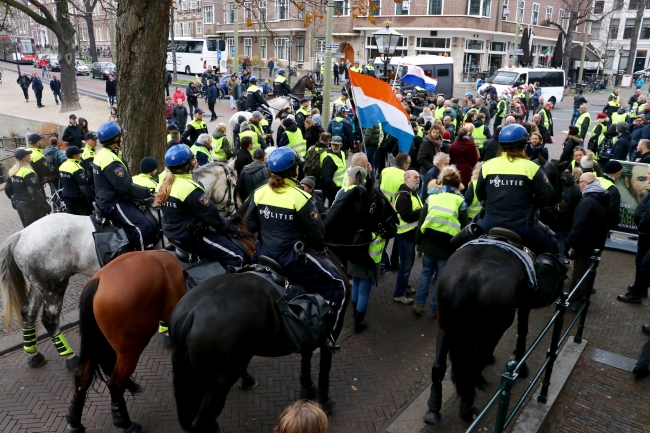 "Sarı yelekliler"in protestosu Hollanda'ya sıçradı