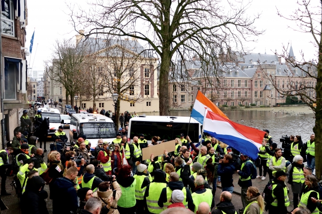 "Sarı yelekliler"in protestosu Hollanda'ya sıçradı