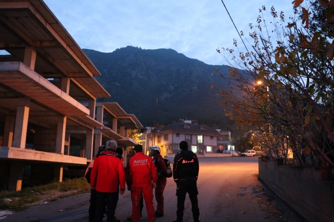 Kayalıklara düşen 2 İranlı kurtarıldı